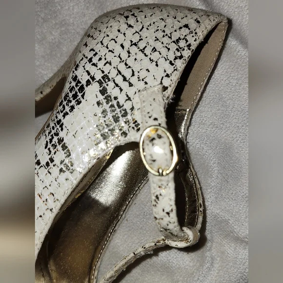 Women's high heels shoes/ STEVE MADDEN/ Color White with Gold / size 6 - Picture 4 of 7